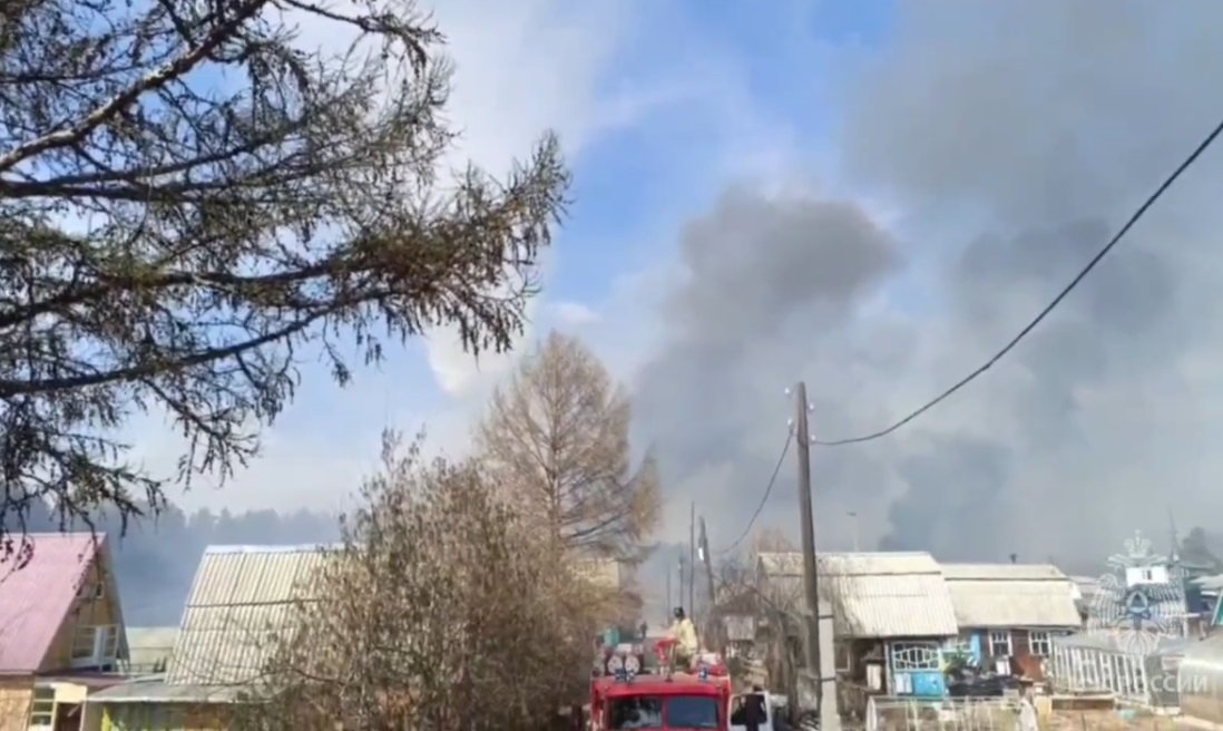 Тушение пожара скриншот из видео ГУ МЧС по Забайкальскому краю
