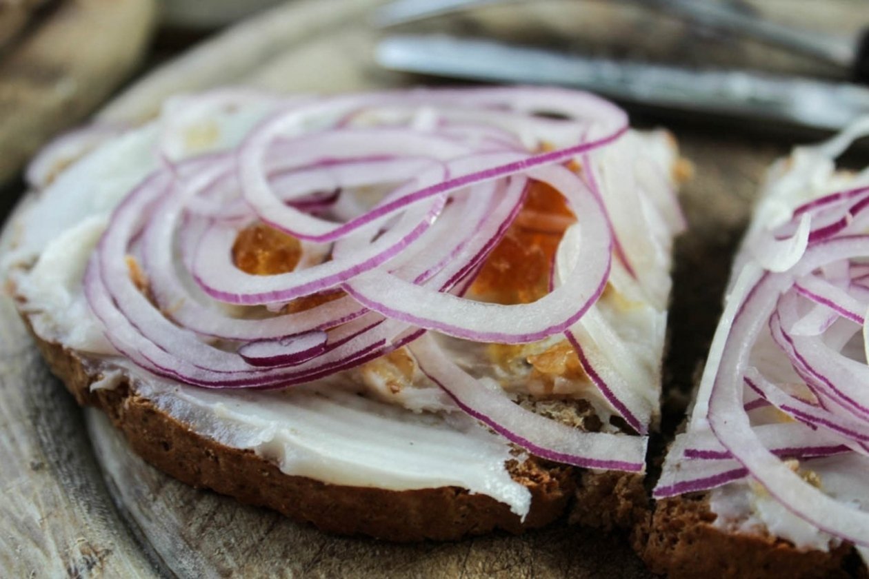 Затмит любую колбасу: вкусная намазка на хлеб за 7 минут — идеальный вариант для завтрака