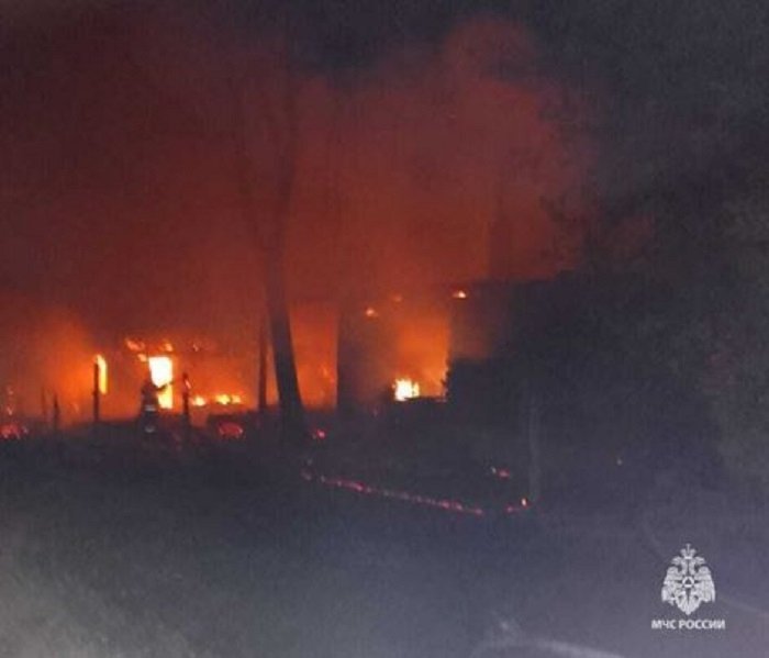 Через окно спаслись из полыхающего дома жители села в ЕАО – строение сгорело дотла