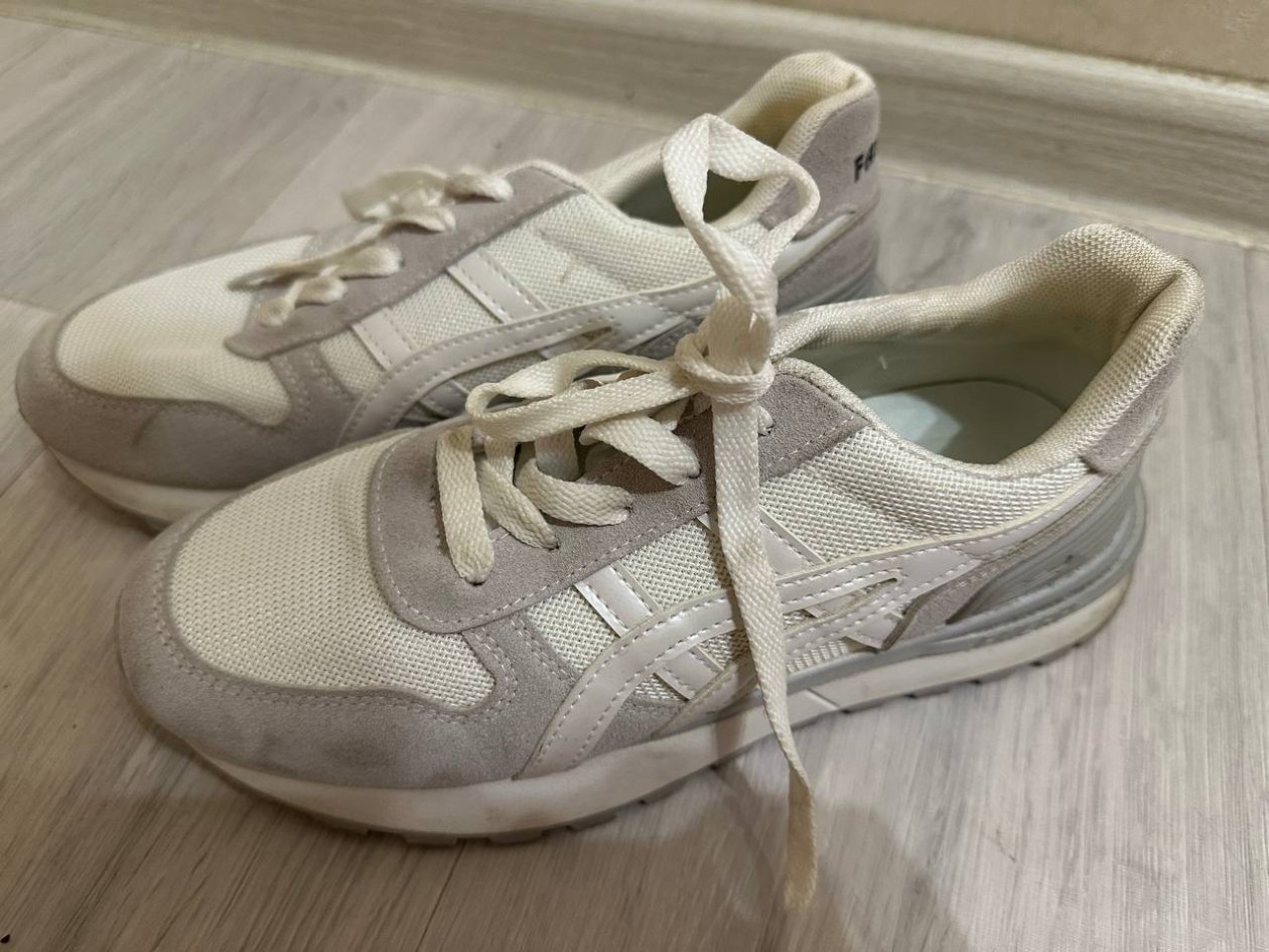 Ношу кроссовки 3 года, а они как новенькие - вот как стираю в мае: ни грязи, ни царапин ИА StolicaMedia