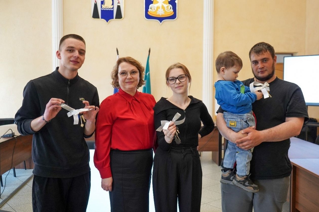 Детям-сиротам из Корсакова вручили ключи от новых квартир