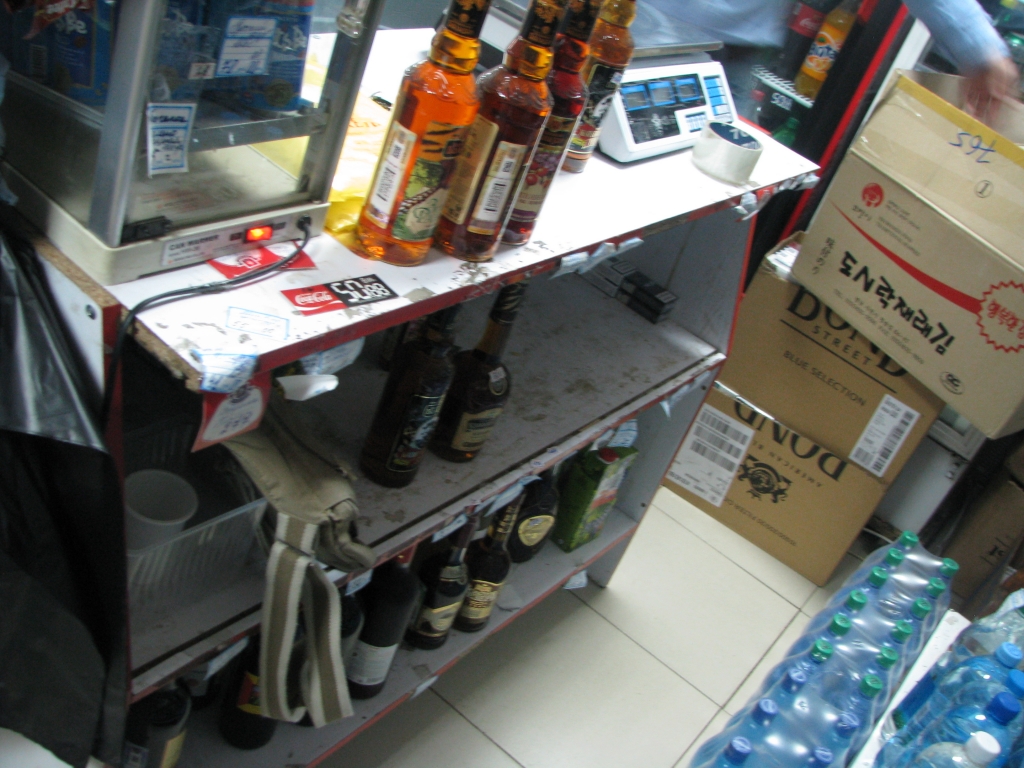 За прилавком, Фото с места события собственное