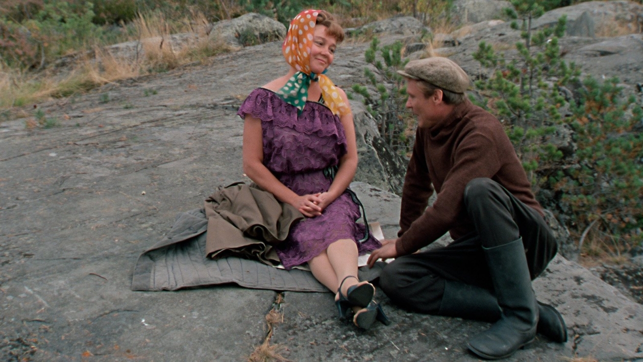 Надя и Василий Кадр из фильма &quotЛюбовь и голуби&quot (12+)