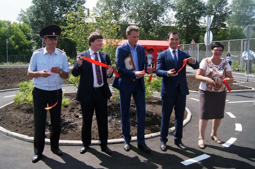 Перерезание ленточки, Фото с места события собственное