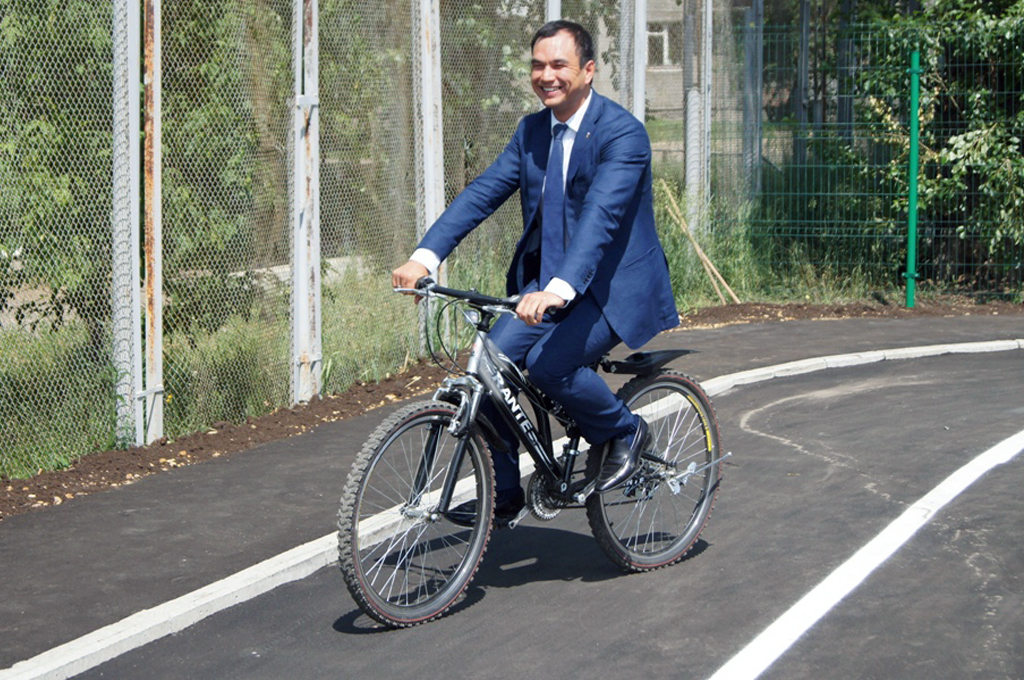 Сергей Тен на велосипеде, Фото с места события собственное