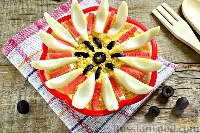 Праздничный салат-цветок с крабовыми палочками — оригинальное угощение на день рождения russianfood.com