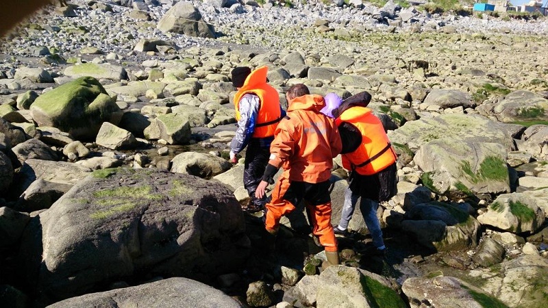 Унесенных в открытое море рыбаков доставили на берег колымские спасатели Пресс-служба ГУ МЧС России по Магаданской области