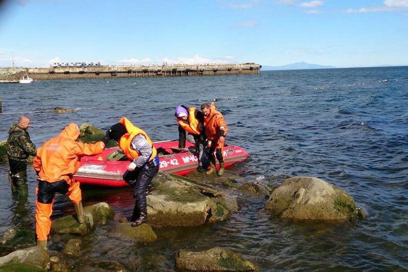 Мужчина и две девушки, которых унесло из бухты Гертнера, сильно испугались, Фото с места события из других источников