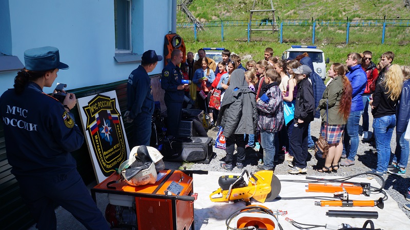 Николай Евсик показывает водолазное оборудование, Фото с места события собственное