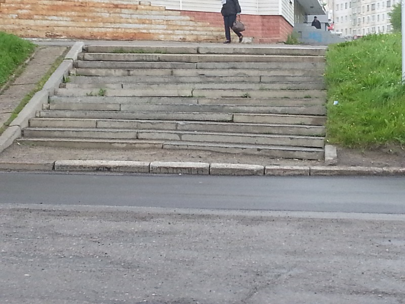 Лестницы давно покосились, Фото с места события собственное