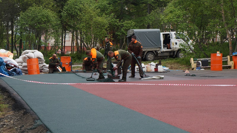 Работа идет над теннисным кортом в городском парке, Фото с места события собственное