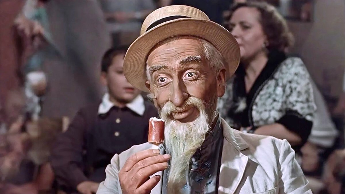 Мороженное в руках волшебника кадр из фильма &quotСтарик Хоттабыч&quot (0+), 1957 год