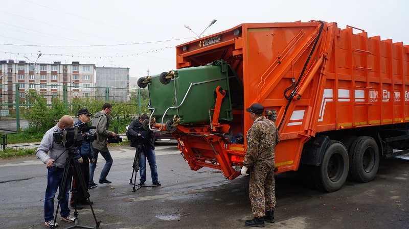 Представители СМИ оценивают преймущества новых мусорных технологий, Фото с места события собственное