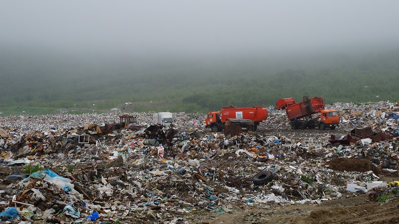 Под бульдозером 27 метров мусора, Фото с места события собственное