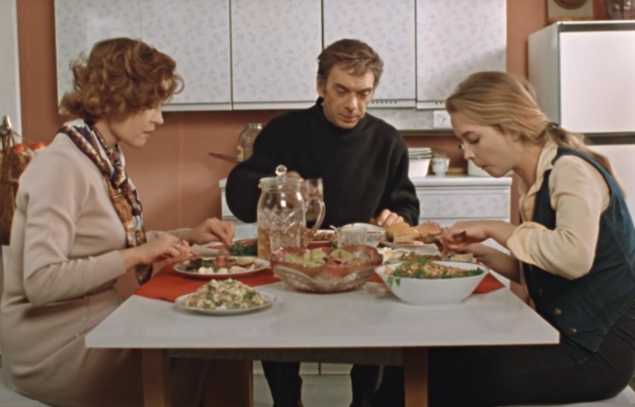 Все, кому за 50 лет, узнают 7 вкусных блюд СССР - вкусный ТЕСТ кадр из фильма &quotМосква слезам не верит&quot (18+)