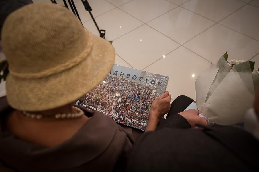 Памятные подарки, Фото с места события собственное