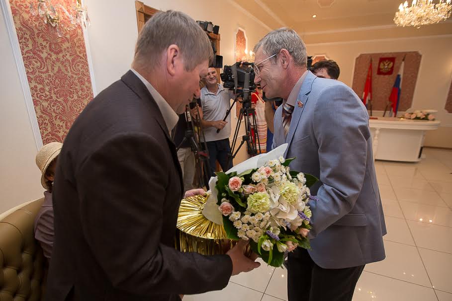 Юрий Корсаков вручает подарки семьям, Фото с места события собственное