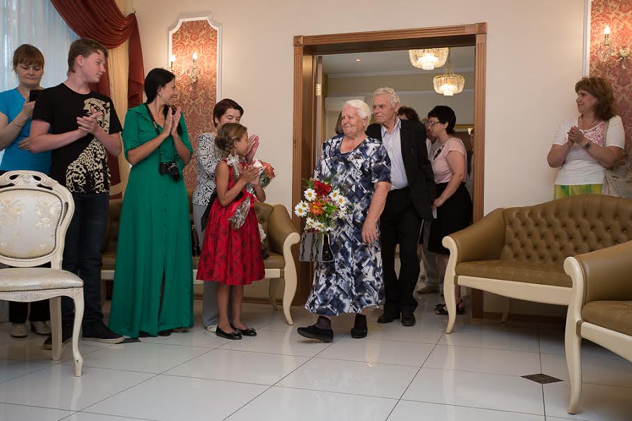 "Молодожены", Фото с места события собственное