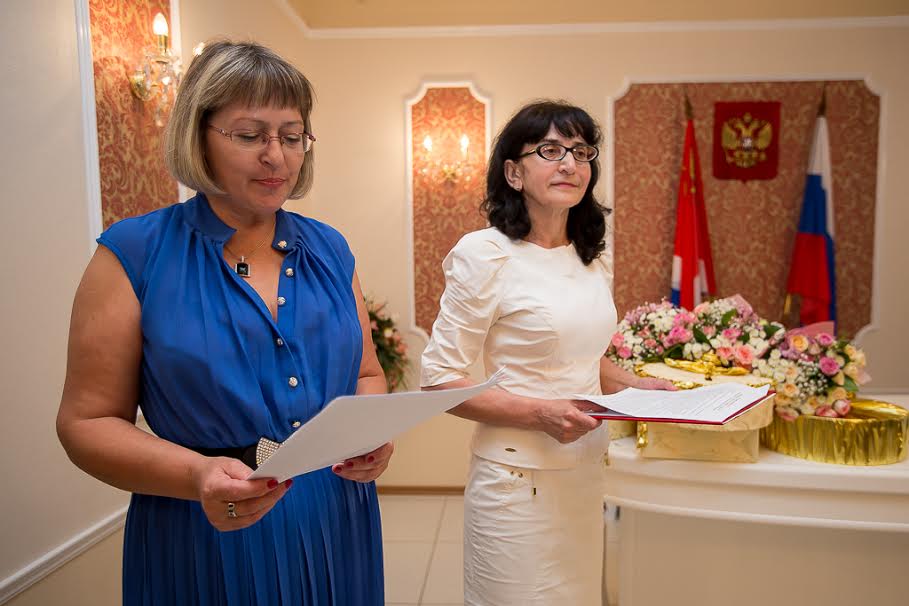 В ЗАГСе, Фото с места события собственное