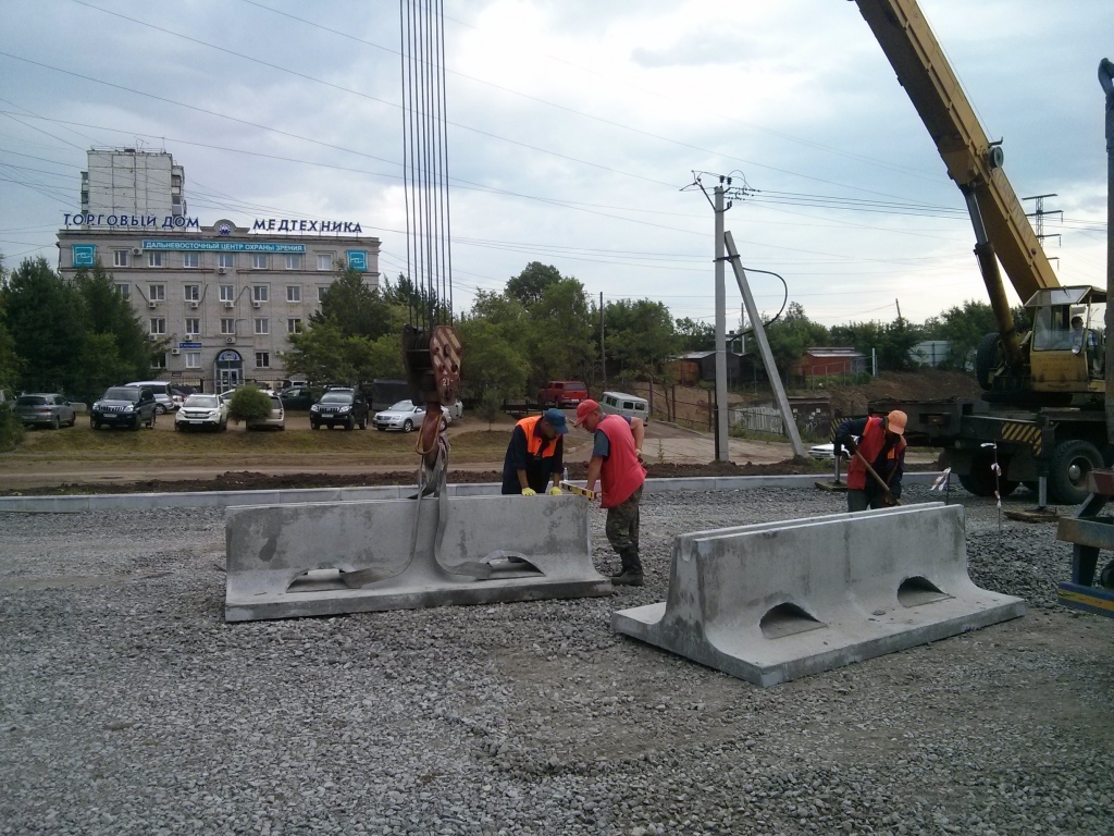 Установка разделительных бетонных блоков, Фото с места события собственное