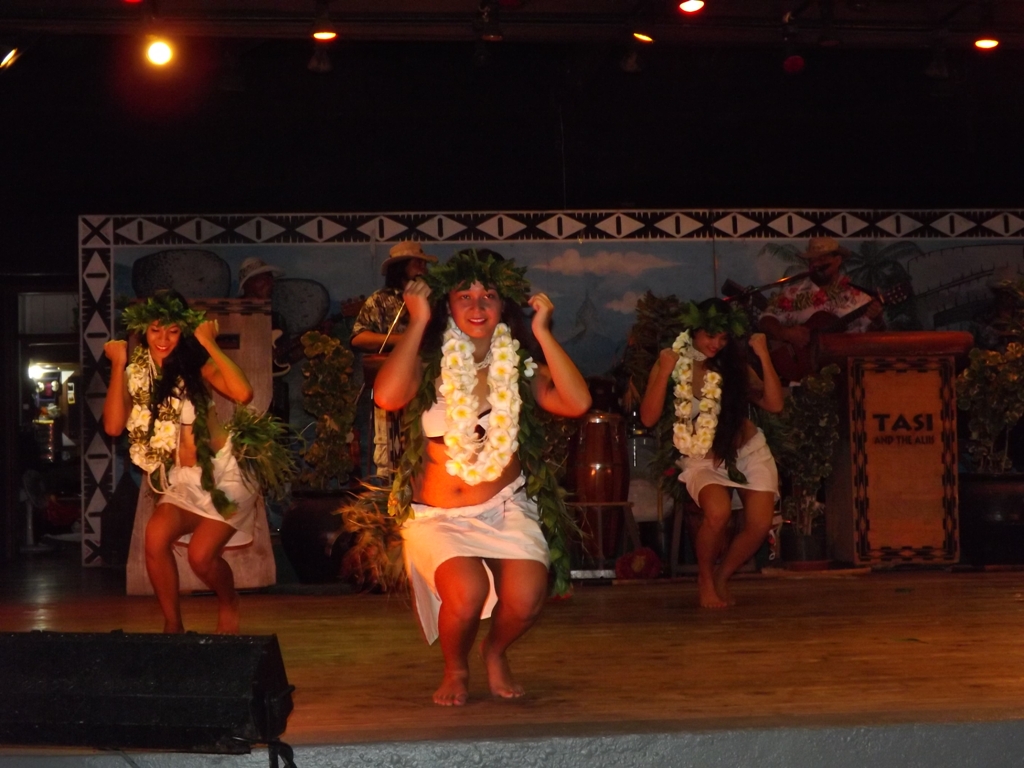 Тропическое шоу, где представлены танцы народов Полинезии , Фото с места события из других источников