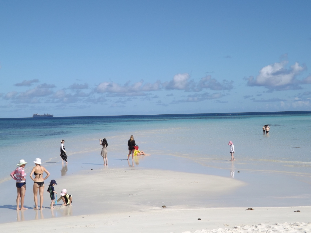Во время отлива появляется из моря песчаная коса, Фото с места события из других источников