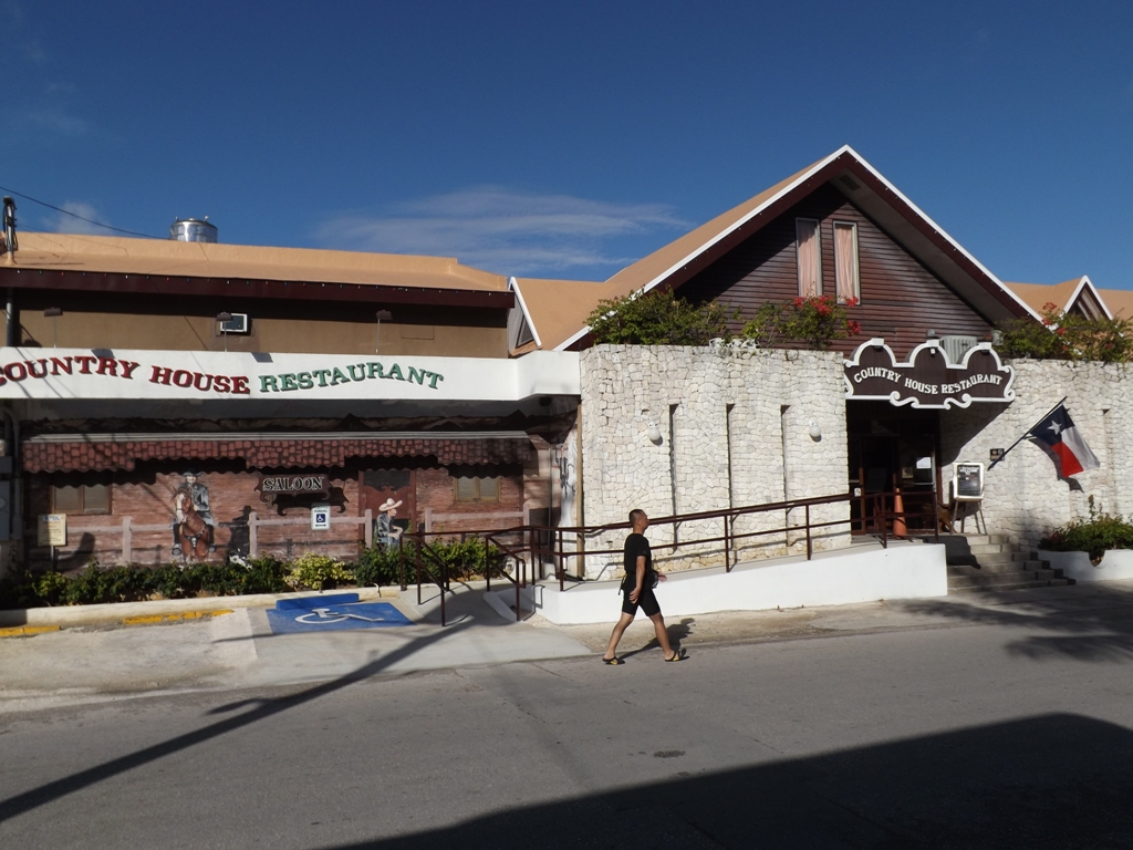 Гарапан изобилует магазинами, суши-барами, ресторанами, караоке-клубами, Фото с места события из других источников