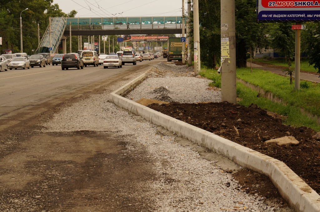 На бордюре стоит. На бордюре стоит. Поребрик моста. На бордюре стоит. Парковка автомобиля на тротуаре.