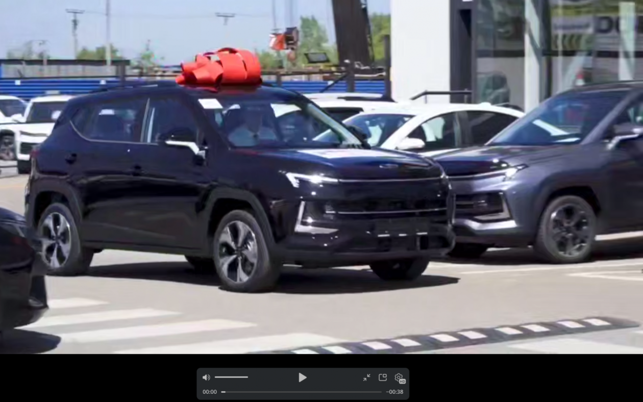 Ветеран СВО из Приангарья получил автомобиль Москвич с ручным управлением