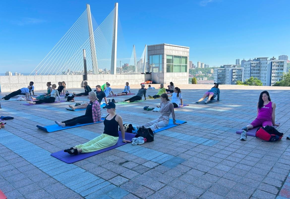 Йога-спектакль (16+) прошёл на видовой площадке Мариинского театра во Владивостоке в преддверии Международного дня йоги ИА PrimaMedia