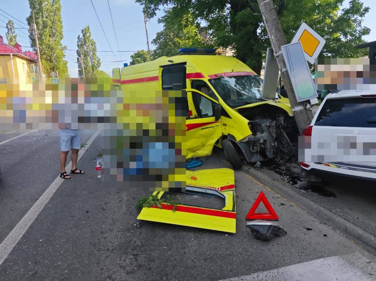 Автомобиль скорой помощи столкнулся с легковушкой в Ставрополе
