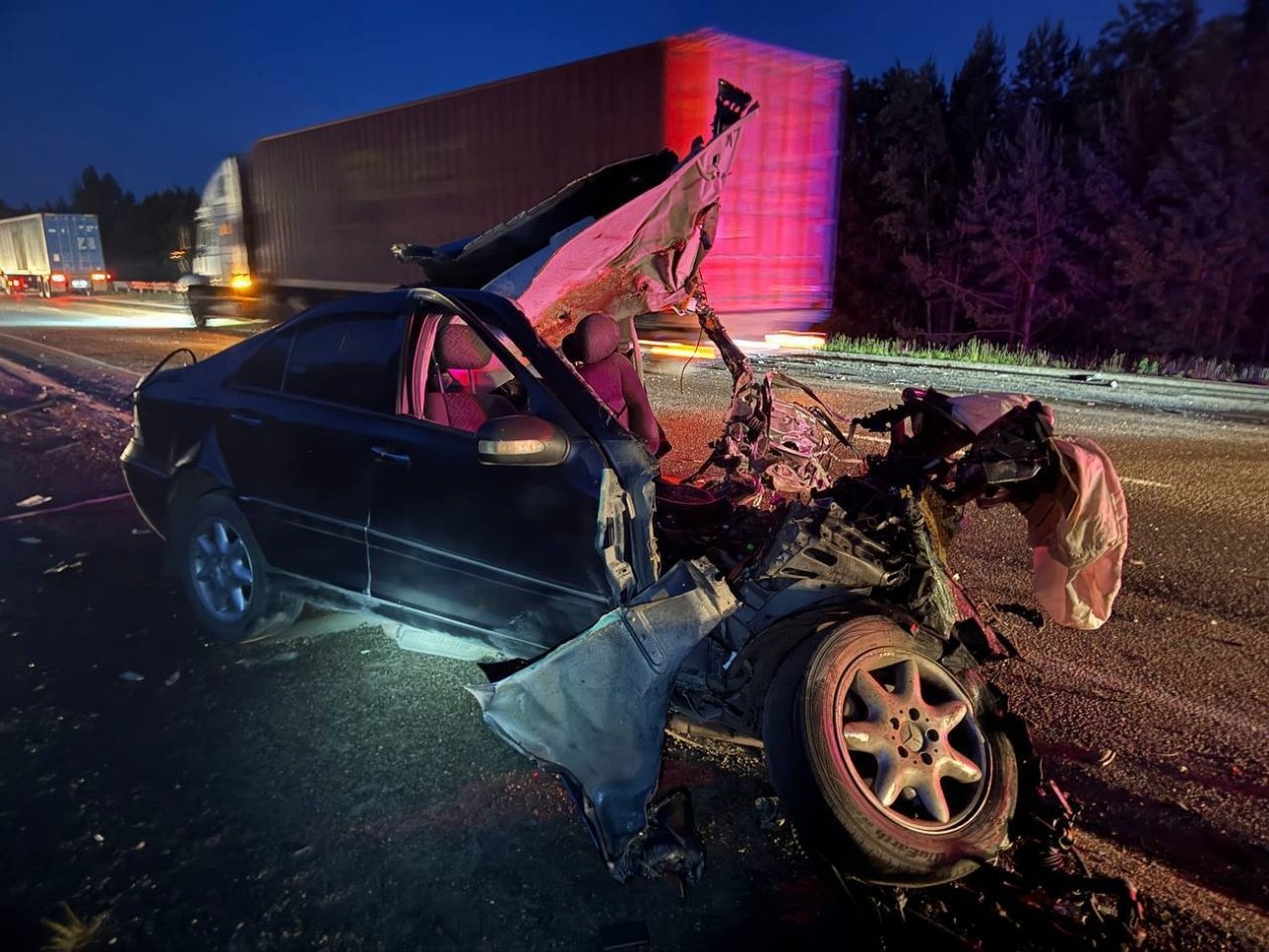 29-летний водитель Mercedes-Benz погиб при столкновении с грузовиком в Красноярском крае