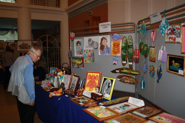 Выставка декоративных изделий была развернута в фойе, Фото с места события собственное