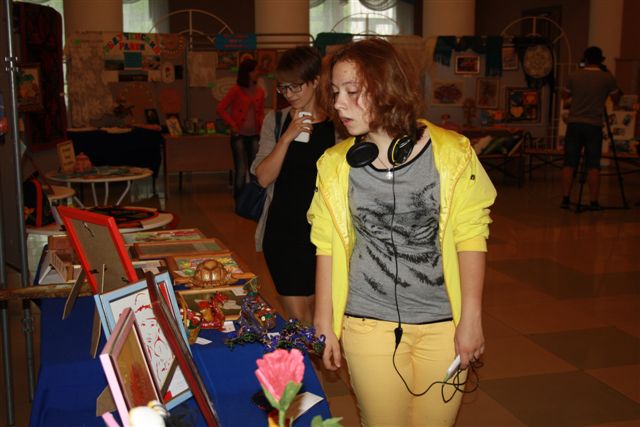 Выставка декоративных изделий была развернута в фойе, Фото с места события собственное