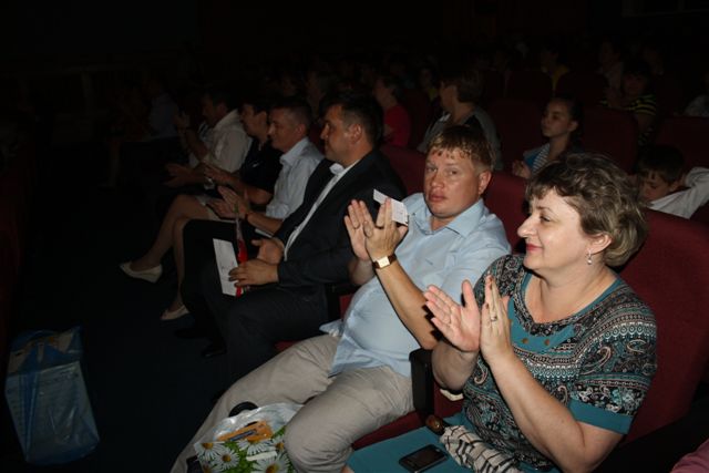 Зрители отбили ладони, Фото с места события собственное