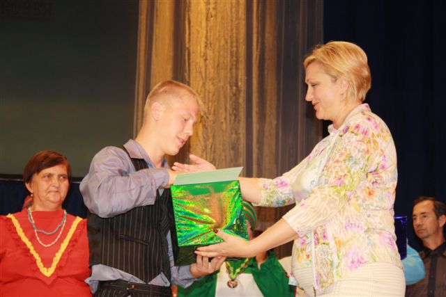 Наталья Афанасьева вручает награду Валерию Елькину, Фото с места события собственное