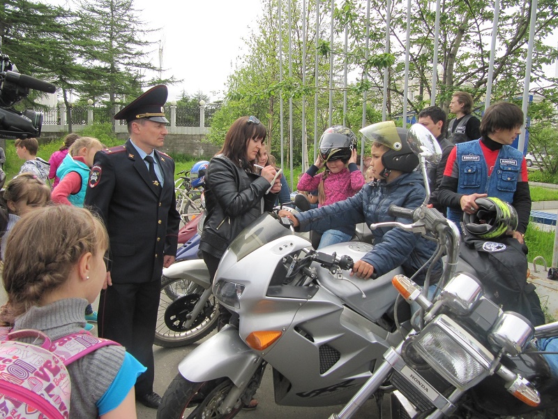 Автоинспекторы и водители мопедов и мотоциклов провели акцию "Двухколесная азбука", Фото с места события из других источников