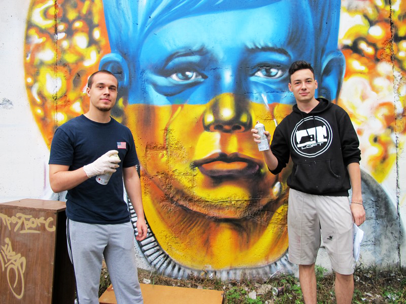 Авторы антивоенного граффити Сергей Нурутдинов и Алексей Петрович, Фото с места события из других источников