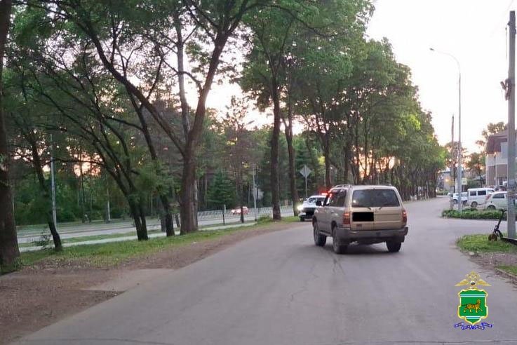 Юный самокатчик врезался в джип на дороге в центре Биробиджана – ребенок получил травмы
