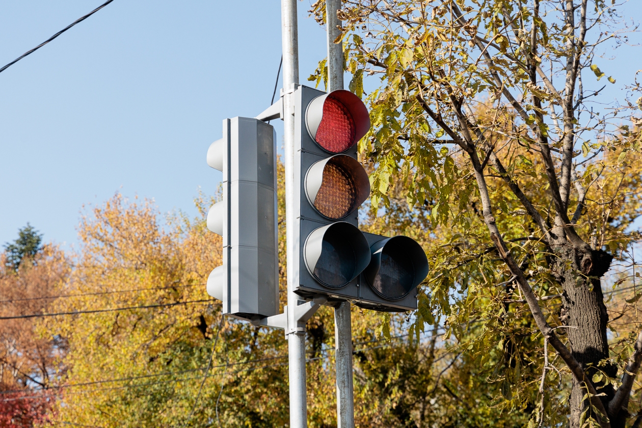 Водителей стали лишать прав за проезд на желтый сигнал светофора – причина Евгений Кулешов, ИА PrimaMedia