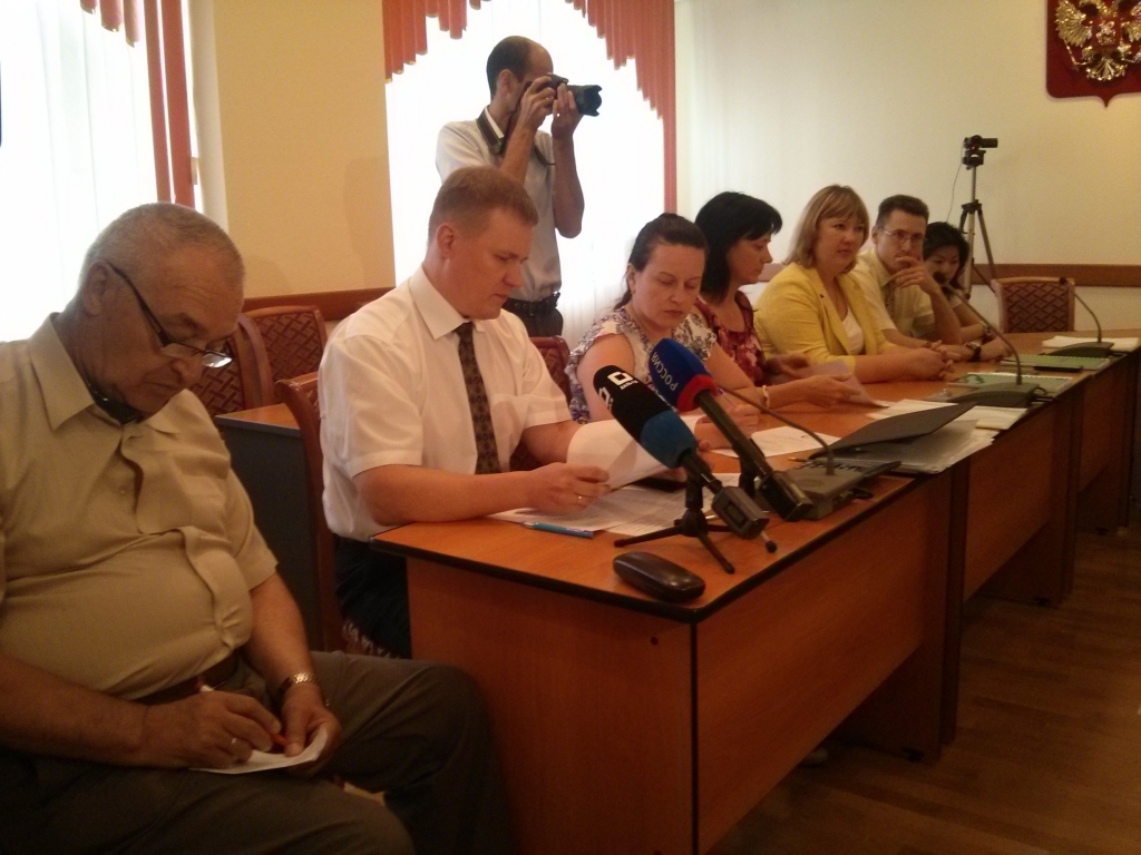 Члены избирательной комиссии принимают документы, Фото с места события собственное