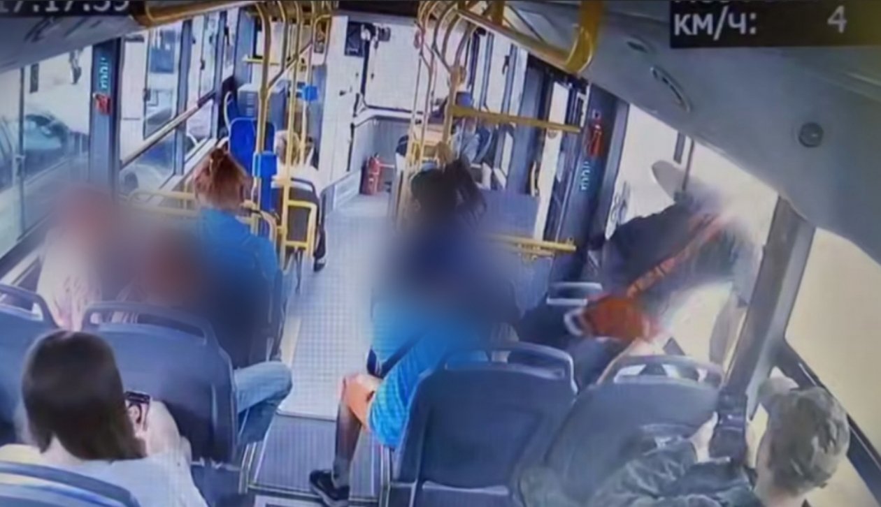 В Южно-Сахалинске подростки повадились выпрыгивать из автобусов на ходу