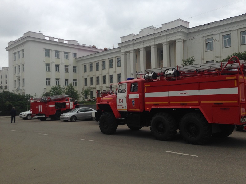 На чай в административное здание Магадана приехали сразу 32 пожарных, Фото с места события собственное