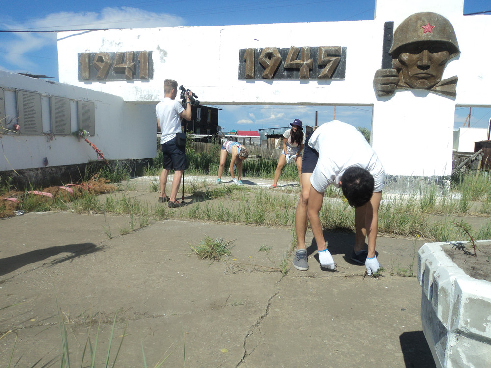 Молодежные активисты реставрируют памятники в Якутии, Фото с места события из других источников