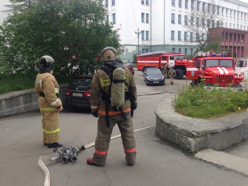 Причиной переполоха стал задымившийся чайник в кабинете стоматолога, Фото с места события собственное