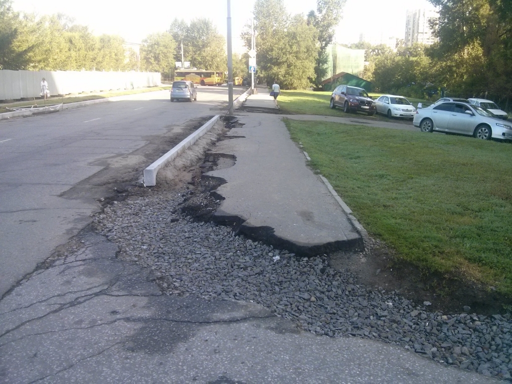 Асфальт оказался разбит из-за замены бордюров, Фото с места события собственное