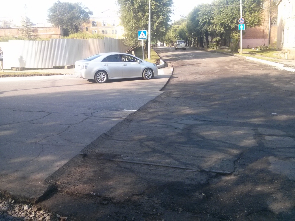 Вырезанный кусок старого асфальта, Фото с места события собственное