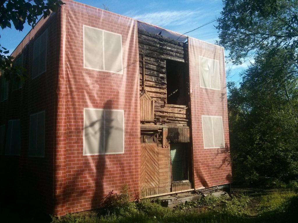 Старый сгоревший барак возле лестницы, Фото с места события собственное