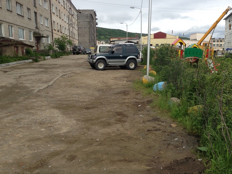 Двор по улице Дзержинского в Магадане не пускает к себе таксистов, Фото с места события собственное