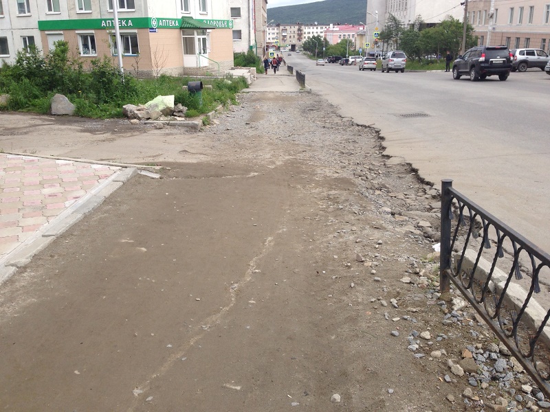 Тротуар по улице Дзержинского "сделан для людей", что уж говорить о стариках и мамочках с колясками – по такой дороге они просто не смогут пройти и проехать, Фото с места события собственное